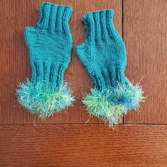 Hand made knit fingerless wrist warmer glo… - Picture 9 of 10